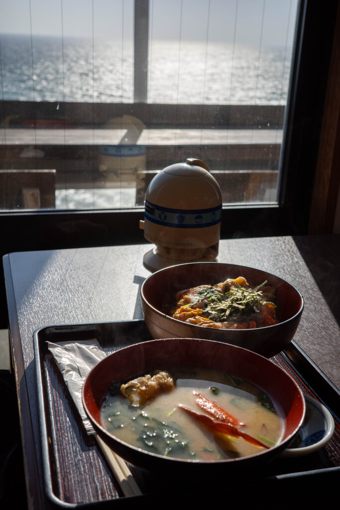 江ノ島丼と海