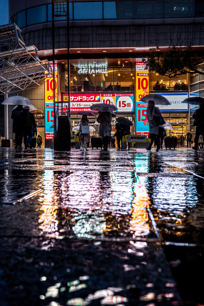 雨で煌めく街