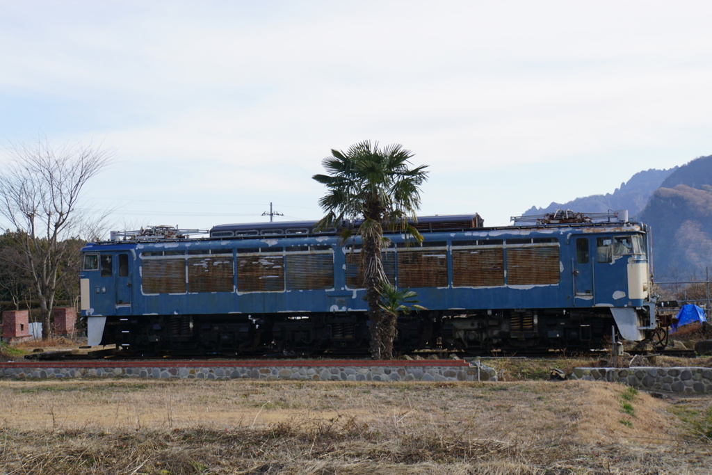 峠の途中にボロボロになった六三型機関車