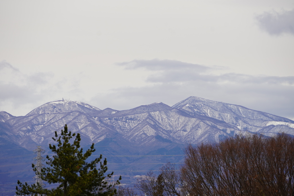 遠く雪景色の山