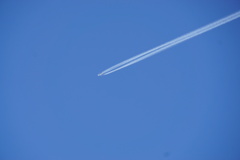 ひとすじの飛行機雲