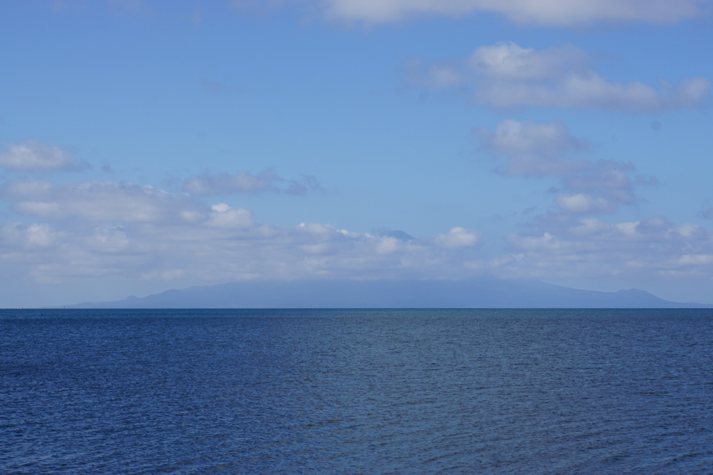 頭を雲の上に出し利尻富士