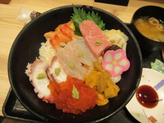 旅帰りに最後の食事海鮮丼