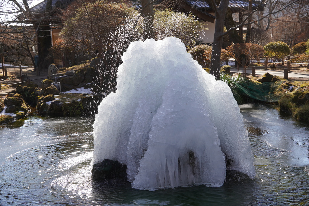 凍り付く噴水