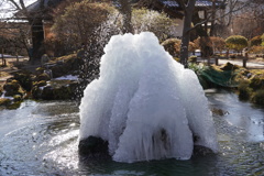 凍り付く噴水