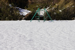 彼岸雪の公園、寂しいブランコ