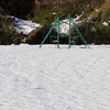 彼岸雪の公園、寂しいブランコ