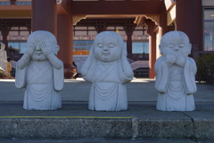 三人の小僧像