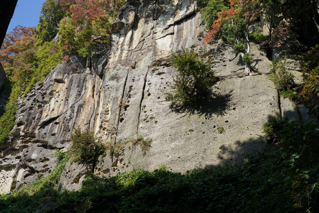 山寺の岩壁