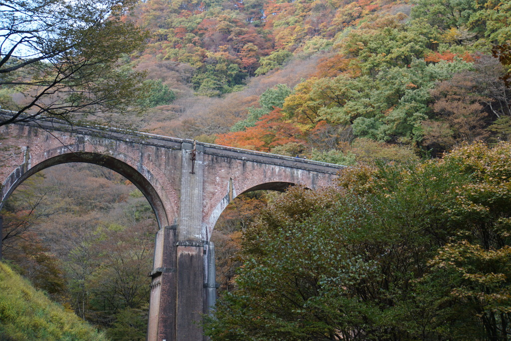 眼鏡橋の紅葉