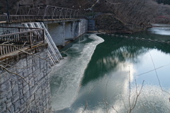 真冬のダム湖
