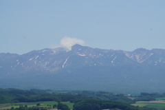 噴煙上げる十勝岳