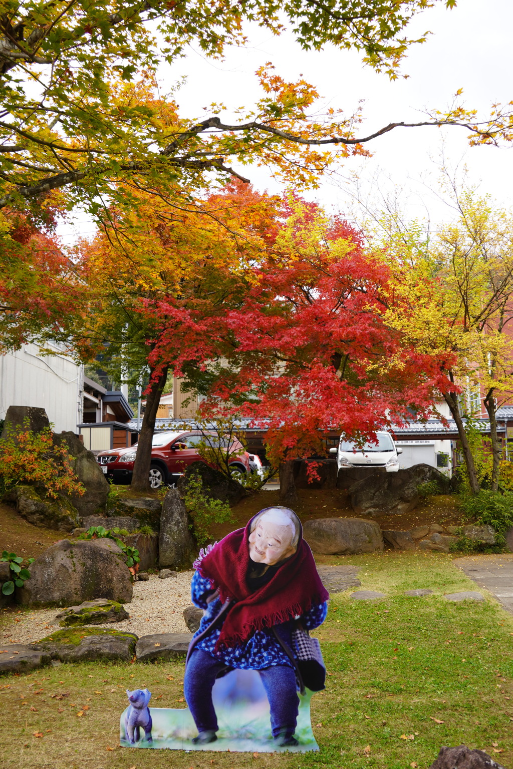 ばあさんと紅葉