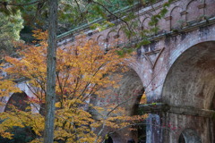 紅葉の水路閣