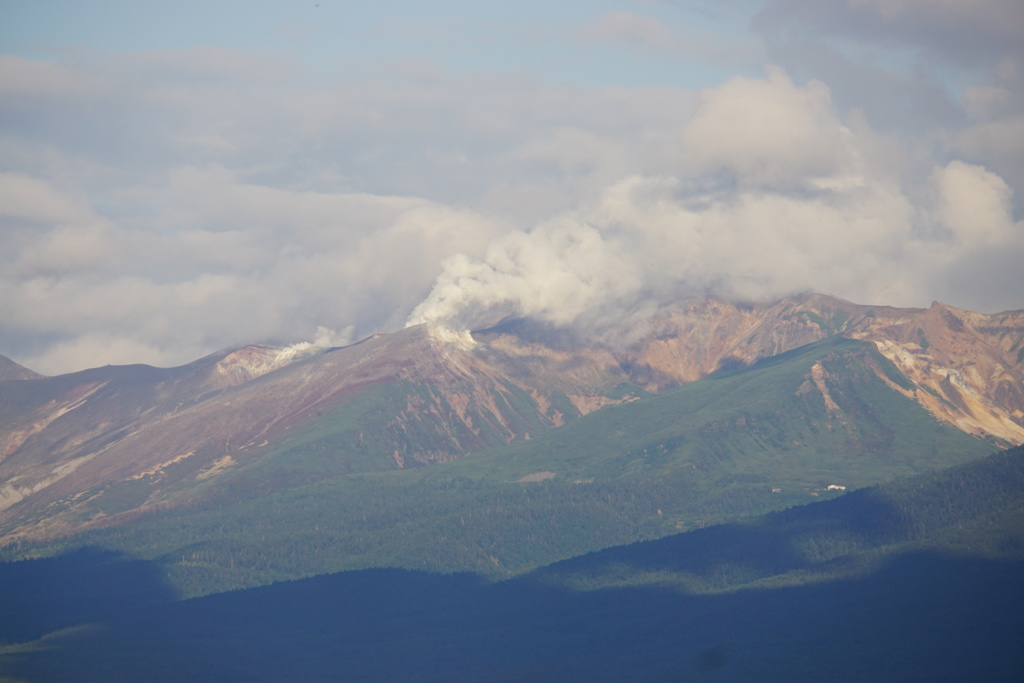 噴煙たなびく十勝岳