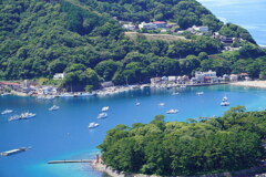 海水浴場に釣り船群