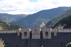 長島ダムと山並み