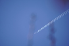 青空に飛行機雲
