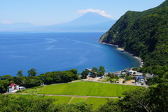 入り江に富士山