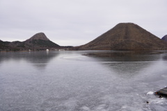 凍る湖に榛名富士