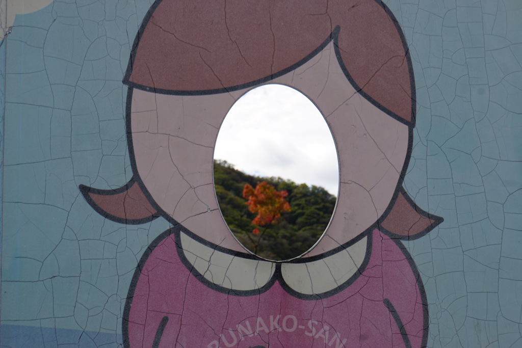 顔の向こうの紅葉