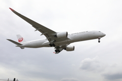 着陸するAirbus A350-900