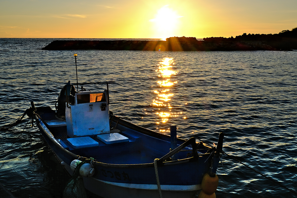 可愛い漁船が朝陽を浴びる