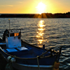 可愛い漁船が朝陽を浴びる
