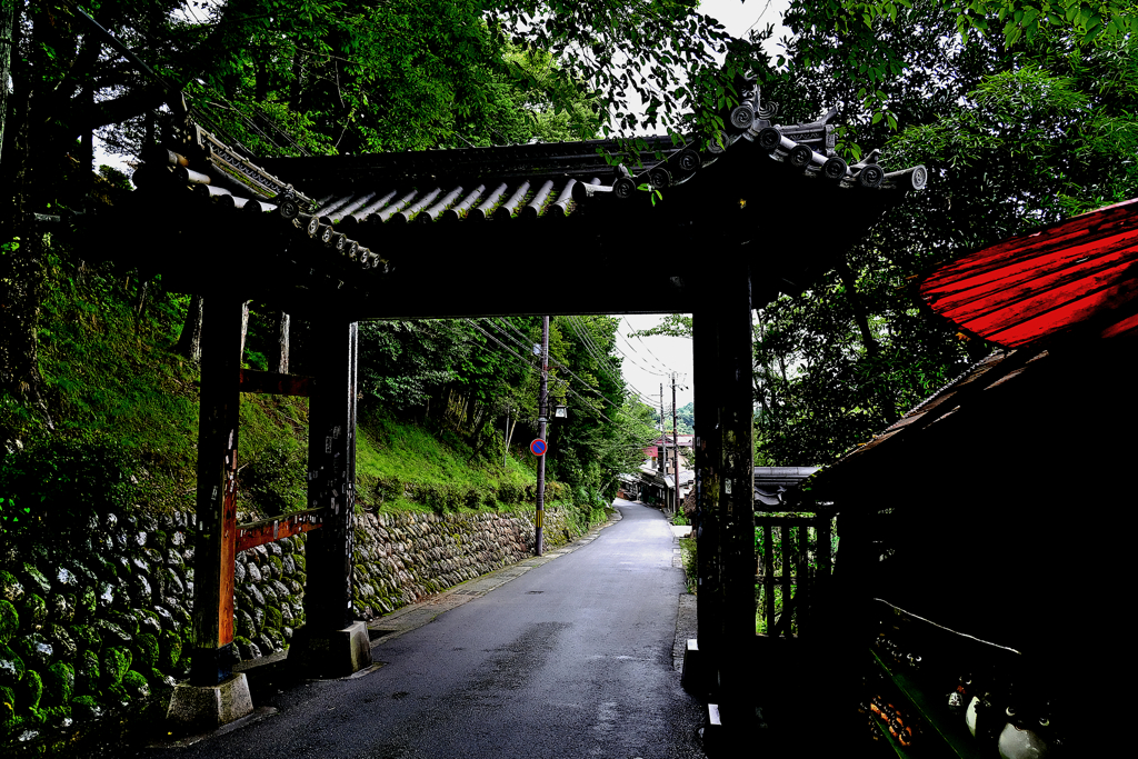 金峰山寺黒門・雨模様