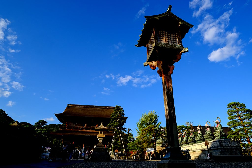 青空のもと善光寺参り