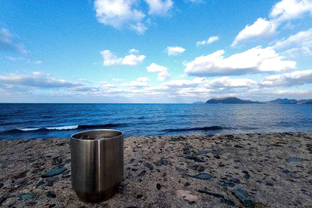 海辺でハイボール