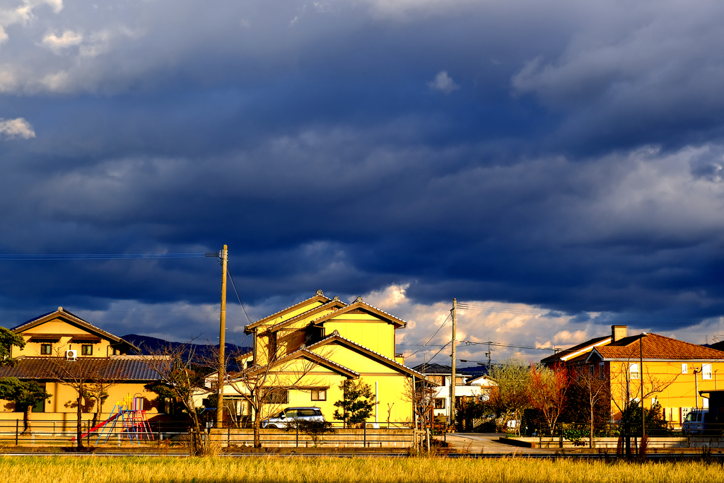 夕日を浴びる家々