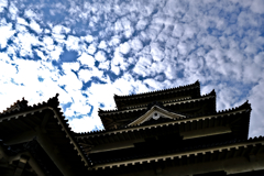 松本城の上はうろこ雲