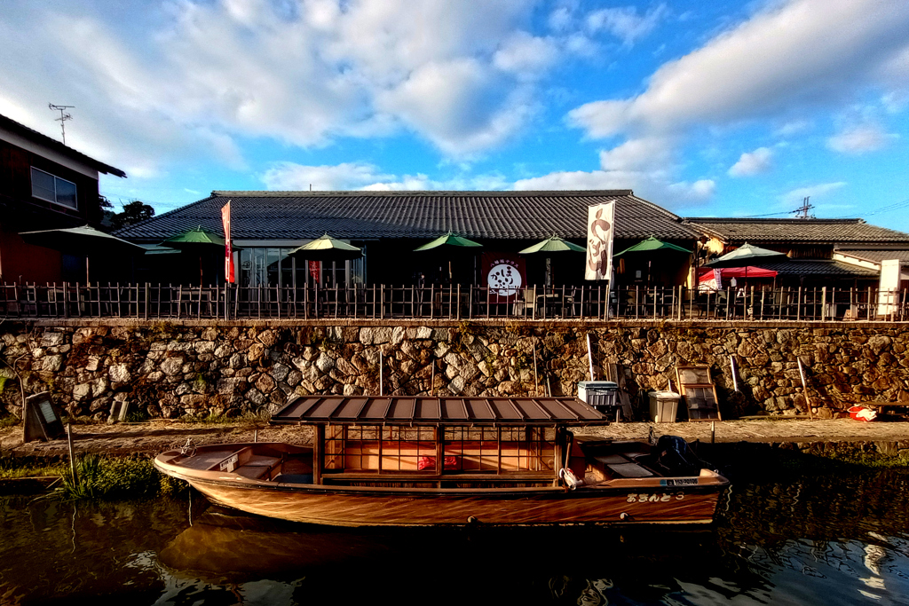 水辺の店
