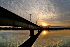 朝日に浮かぶ鉄橋
