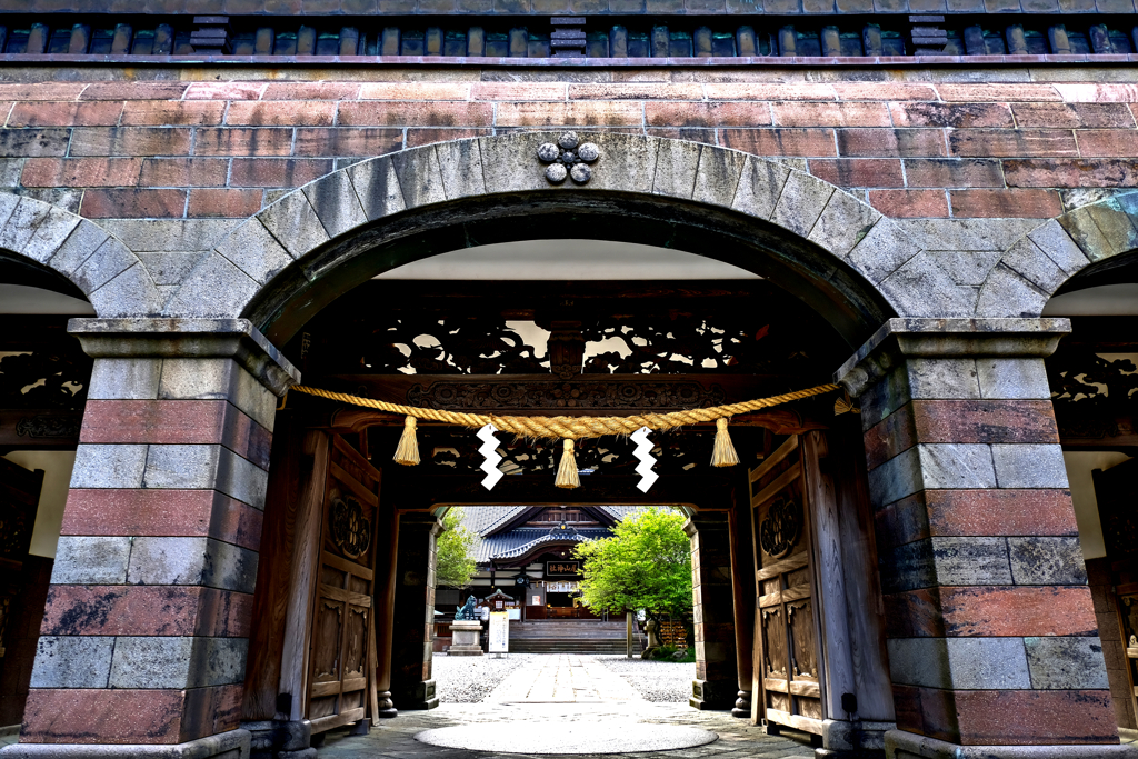 尾山神社・神門と本殿