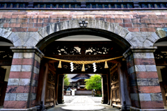 尾山神社・神門と本殿