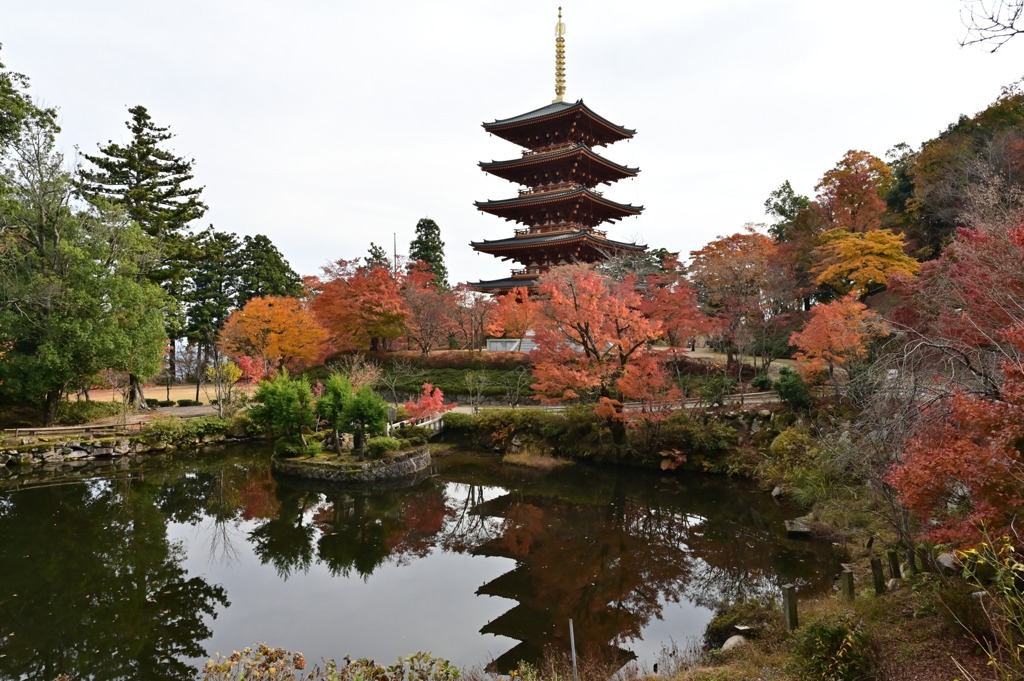 成相寺散歩　弁天池から見た五重塔