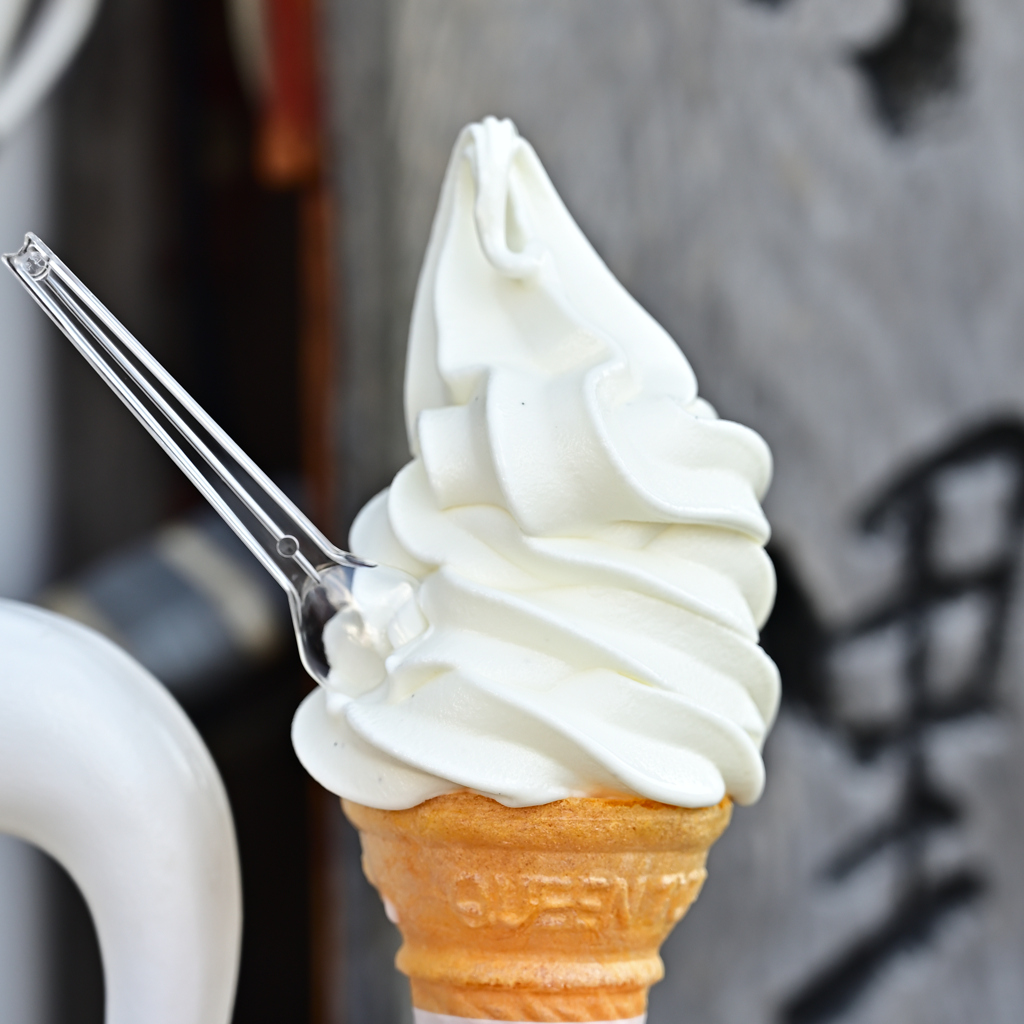 出石散歩してきました。　カミさんのソフトクリーム