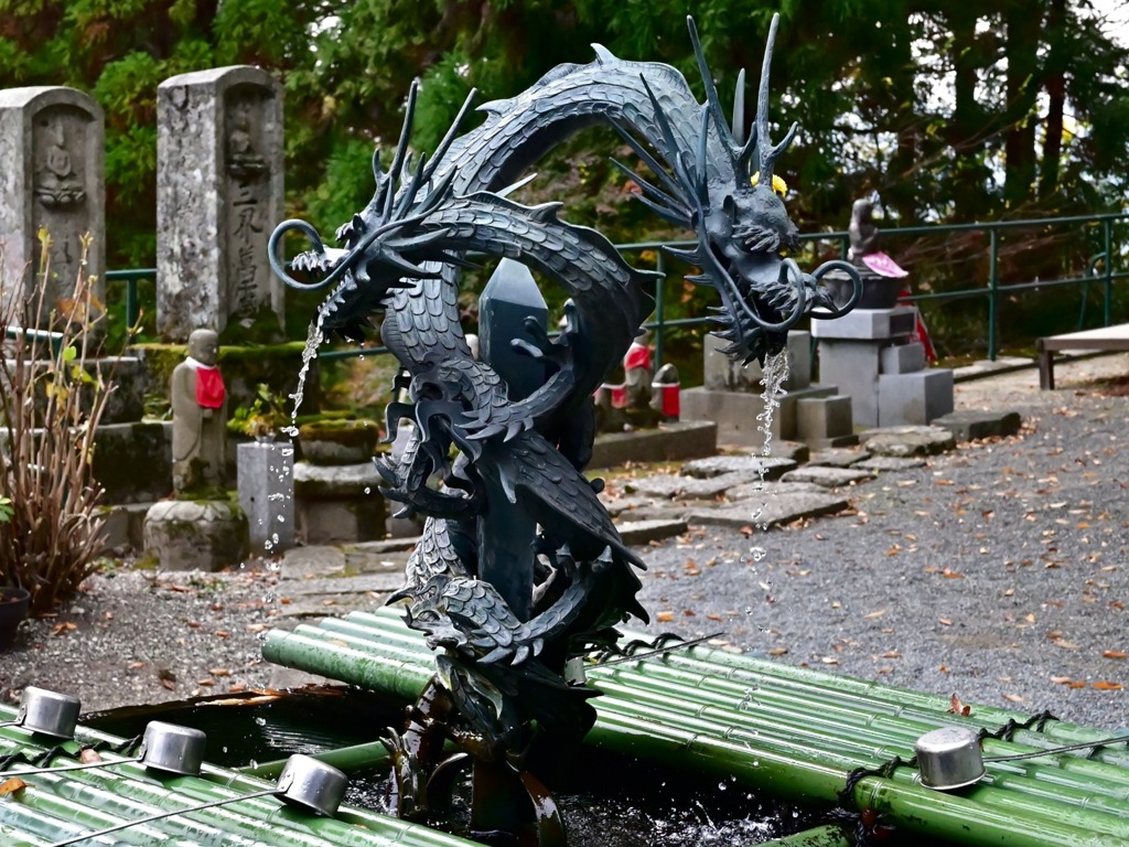 成相寺散歩　竜の手水舎
