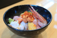 今日の昼ごはん　特上海鮮丼