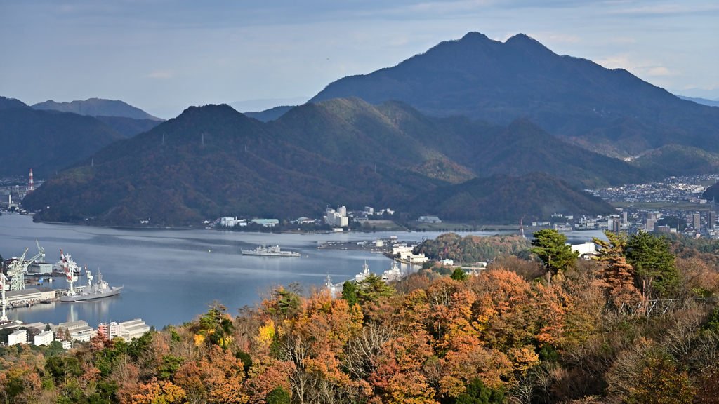 五老ケ岳から青葉山を望む