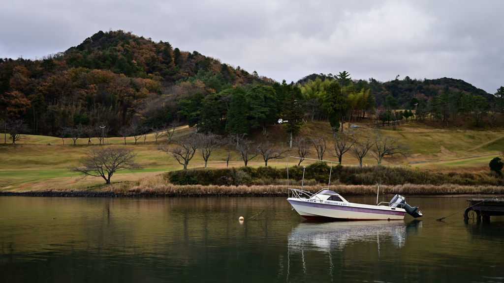 ゴルフ場をバックに