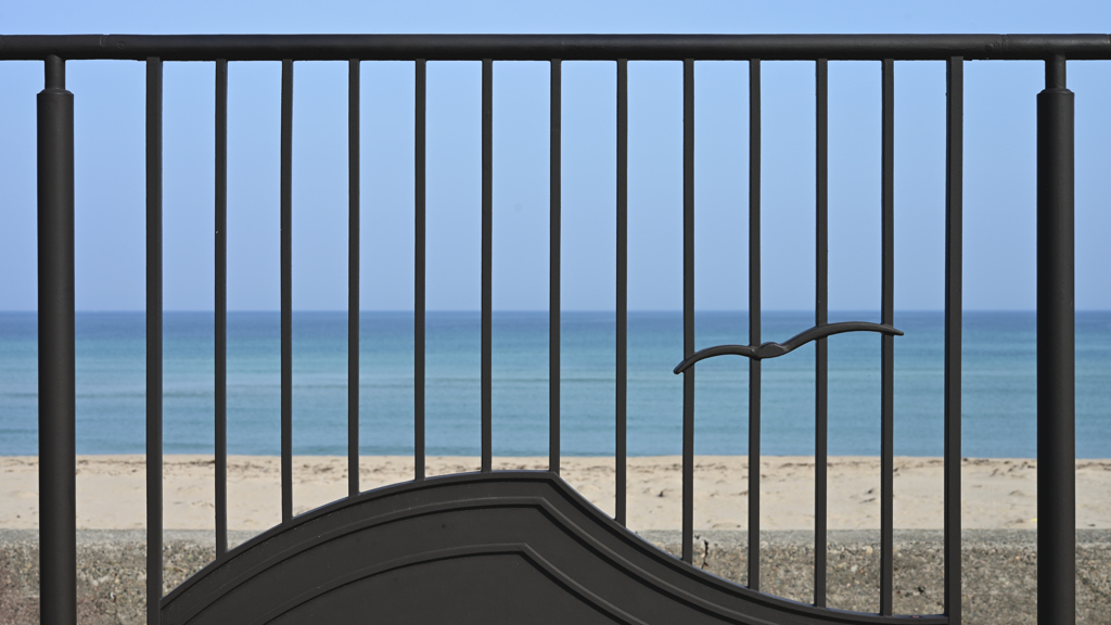 フェンス越しの海