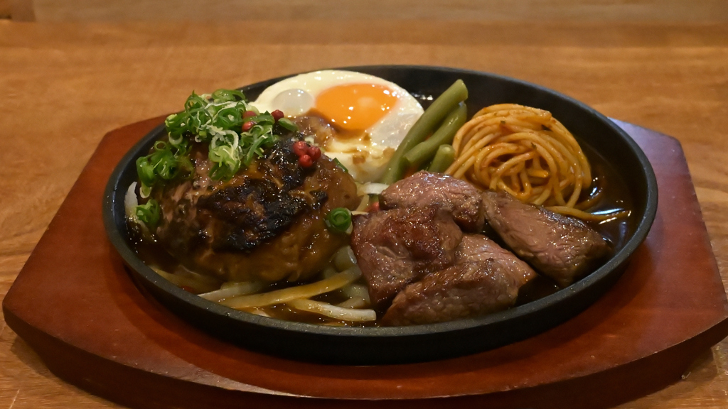 今日の昼御飯　カミさんのサイコロステーキ＆ハンバーグ