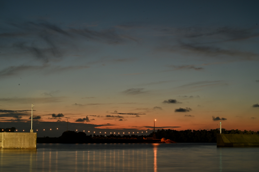 夕刻から夜までの間人漁港　夕景