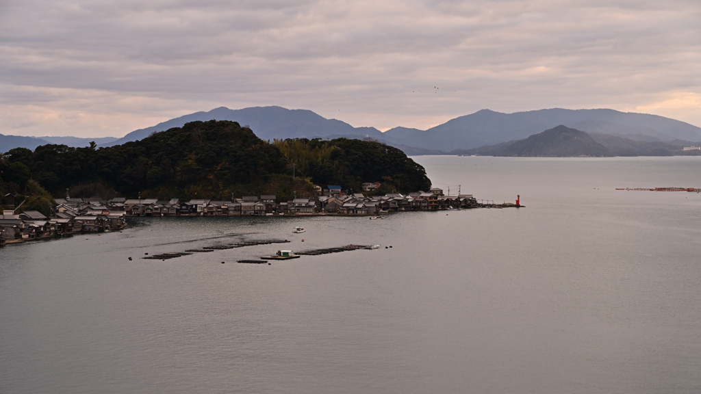 夕暮れの伊根湾　灯台と舟屋群