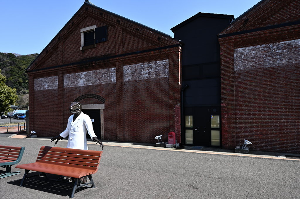 敦賀赤レンガ倉庫　バス停のベンチ