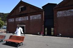 敦賀赤レンガ倉庫　バス停のベンチ