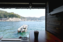 カウンター越しの伊根湾